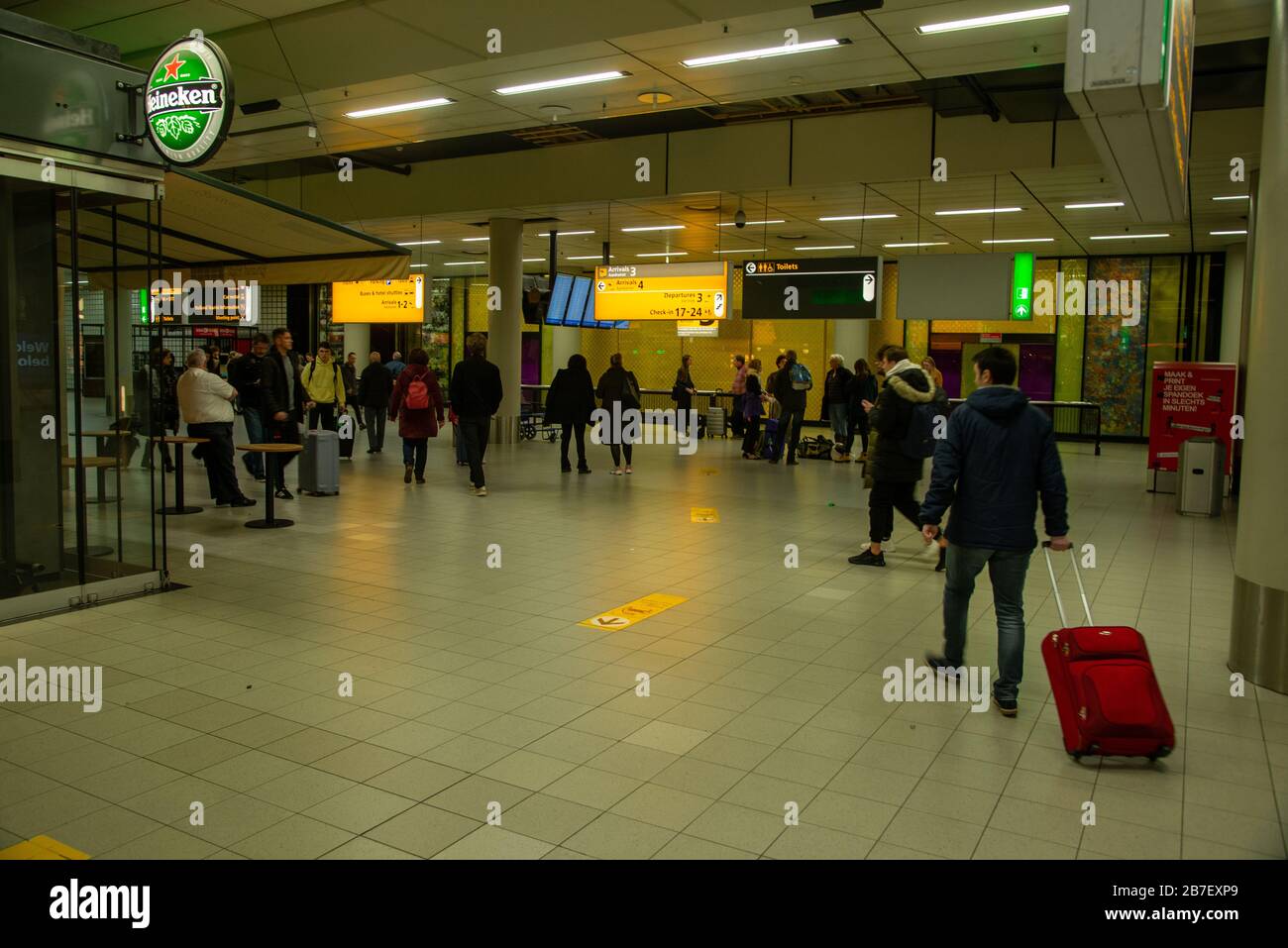 Sehr ruhiger Flughafen Schiphol, verursacht durch die Schließung von Geschäften, Cafés und Restaurants durch die Regierung wegen des Corona-Virus in Holland Stockfoto