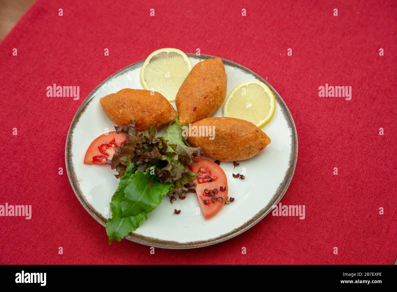 Icli kofte / gekochte Kibbeh / Quibe / gefüllte Fleischfalle falafel. Stockfoto Stockfoto