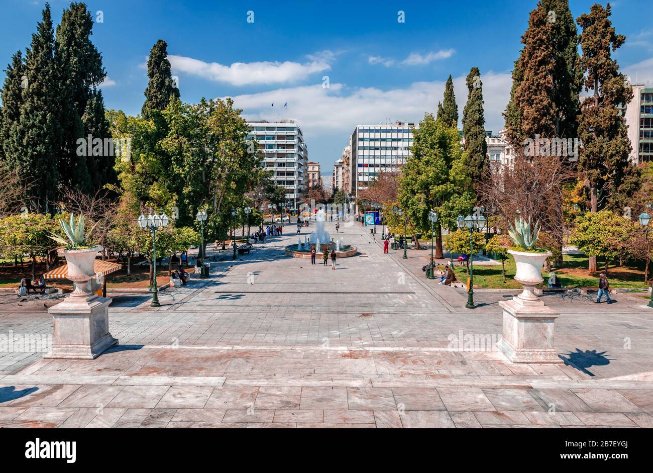 Der Syntagmatos-Platz in Athen, einer der beliebtesten Touristenorte, ist wegen der Angst vor einer Infektion mit dem Coronavirus praktisch leer. Stockfoto