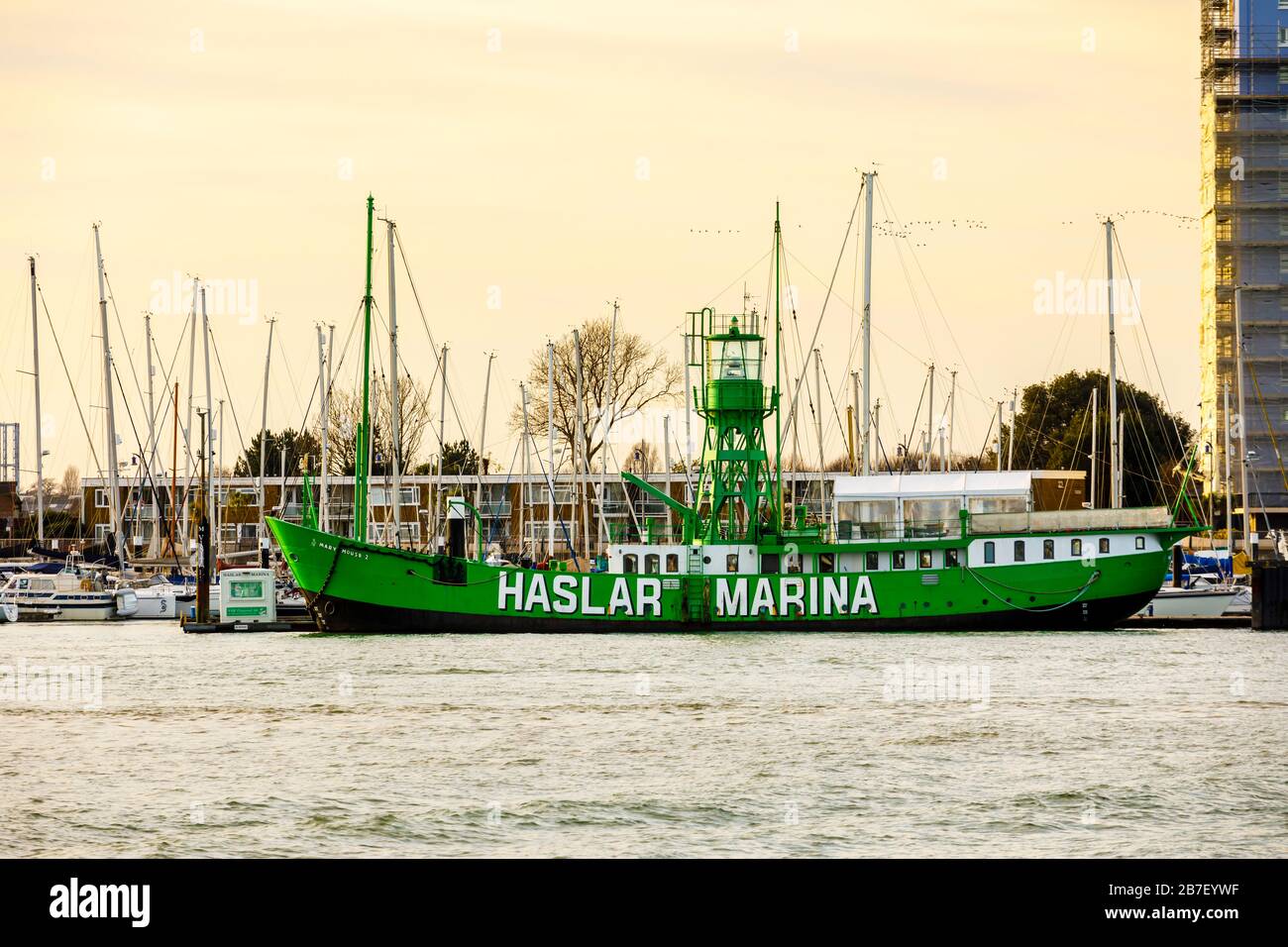 Grünes Feuerschiff Mary Mouse 2, das an der Einfahrt zur Haslar Marina im Hafen von Portsmouth aus gesehen wurde, von Old Portsmouth, Hampshire, Südküste Englands Stockfoto
