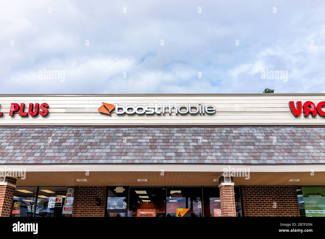 Herndon, USA - 12. November 2019: Außenansicht des Boost Mobile Store auf der Straße in Virginia Fairfax County mit Schild und Eingang Stockfoto