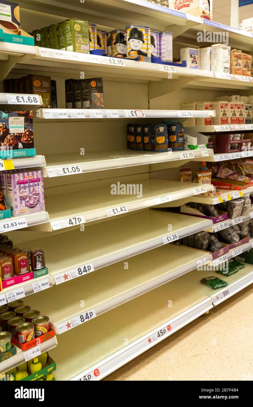 11. März 2020: Supermarktknappheit - Mehl. Coronavirus Befürchtungen haben Panikeinkäufe ausgelöst, die leere Regale in Supermärkten auf den britischen/britischen Inseln hinterlassen haben, während sich die Menschen auf Selbstisolation und soziale Distanzierung vorbereiten. Stockfoto