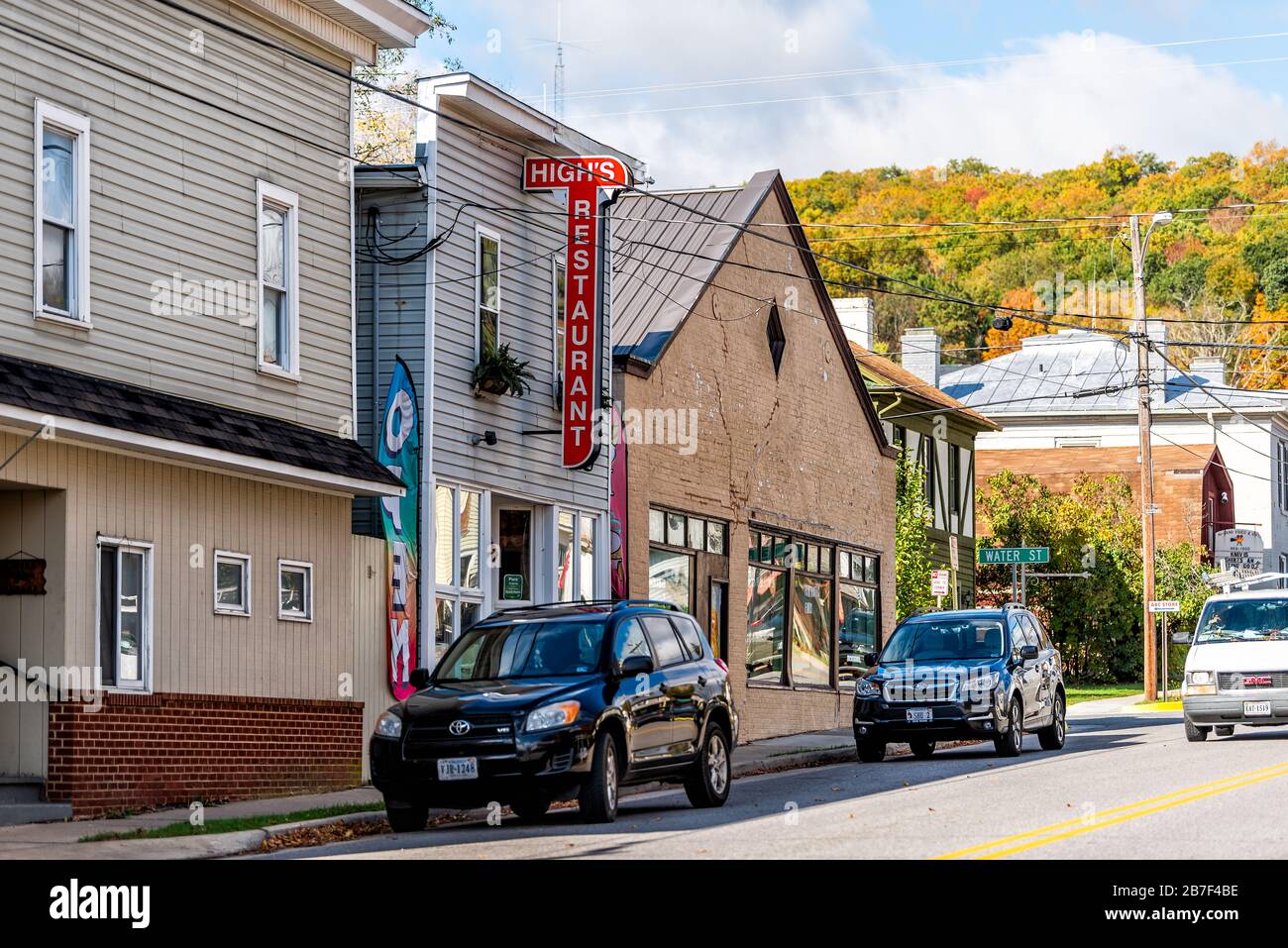 Monterey, USA - 18. Oktober 2019: Hauptstraße und Herbst-Bergbäume mit alter Architektur berühmtes Hochhausgebäude in Highland Count Stockfoto