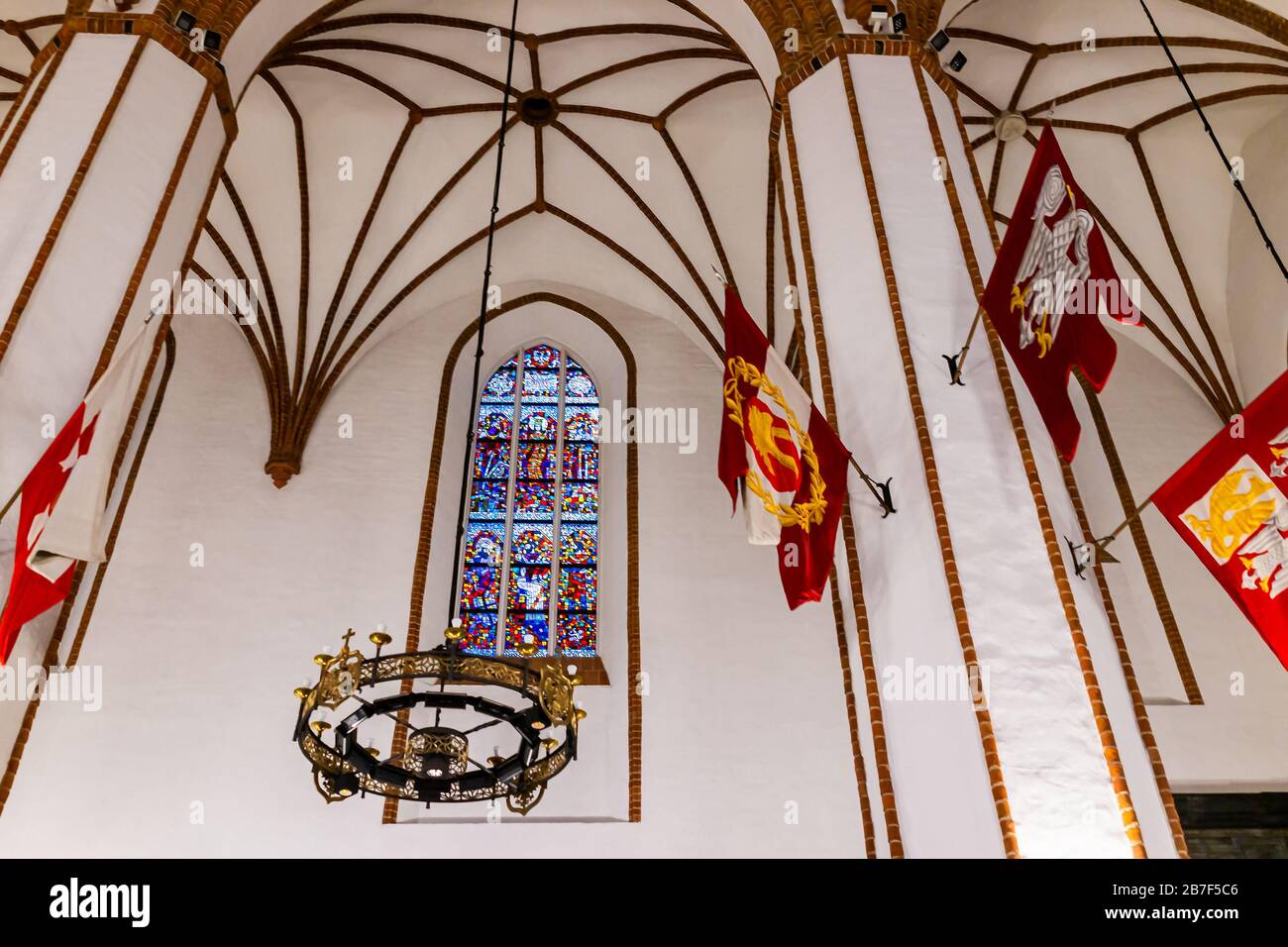 Warschau, Polen - 22. Dezember 2019: Drinnen in der Römisch-katholischen Kirche der Erzkathedrale St. Johannes mit Gewölbedecken, Flaggen Kronleuchter Hangin Stockfoto