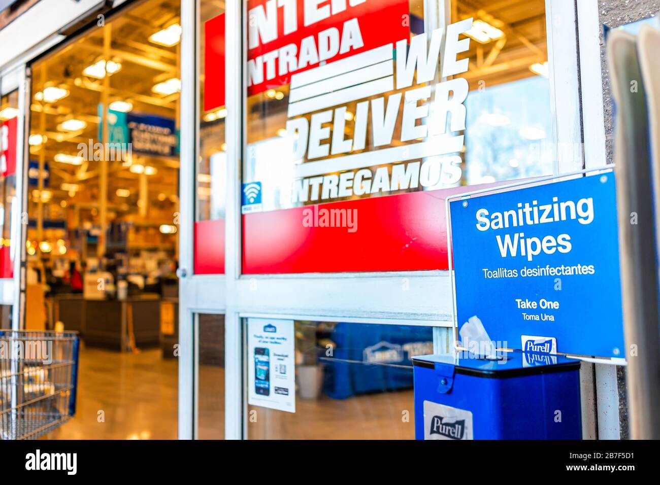 Sterling, USA - 4. März 2020: Purell Desinfektionstücher Desinfektionstuch für Lowe's Ladenkunden am Eingang der Ladentür mit niemandem Stockfoto