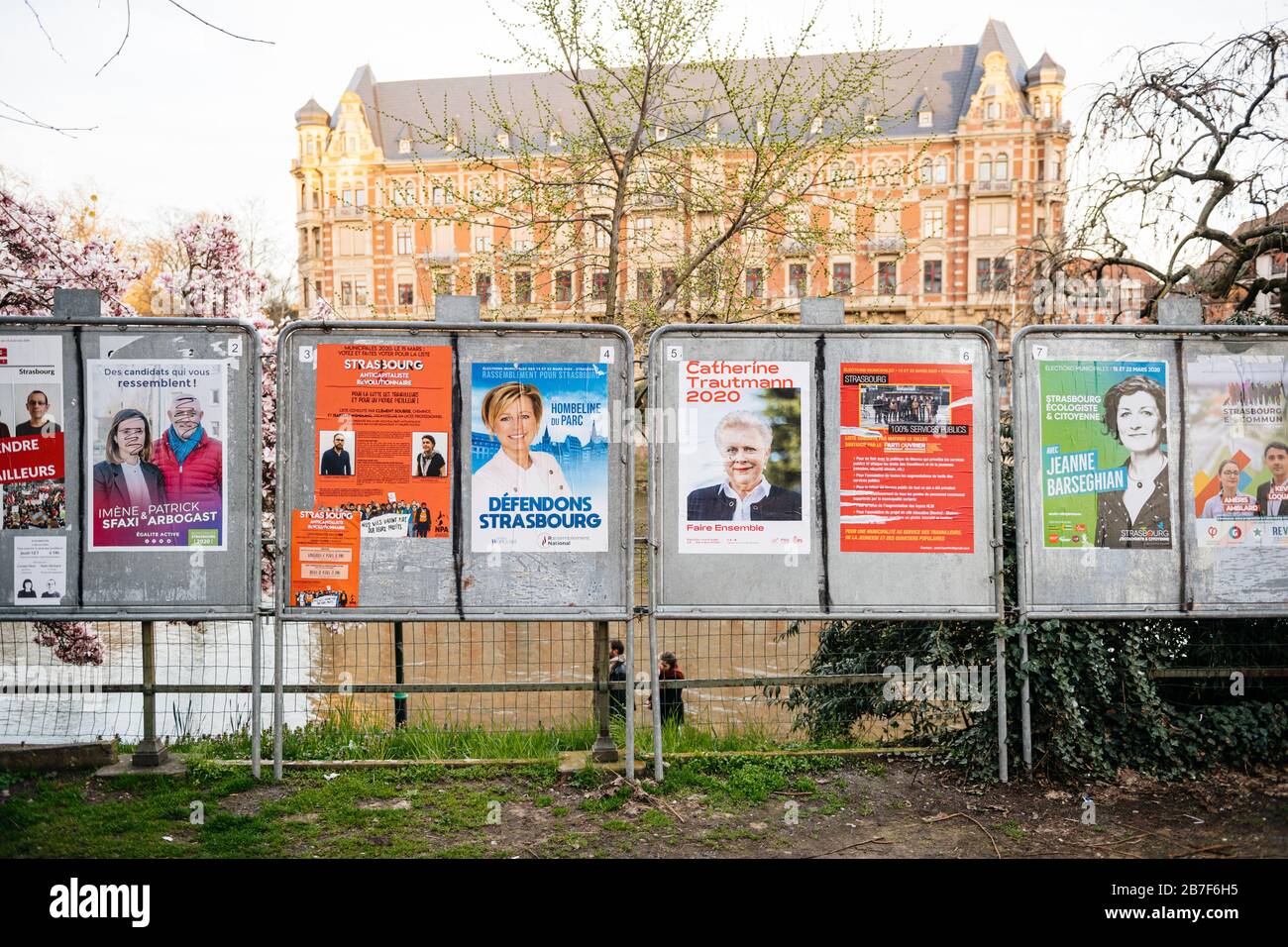 Straßburg, Frankreich - 15. März 2020: Wahlkampffotat in der Nähe des Wahllokals während der ersten Runde der Bürgermeisterwahlen, als Frankreich mit einem Ausbruch des Coronavirus COVID-19 grinst Stockfoto