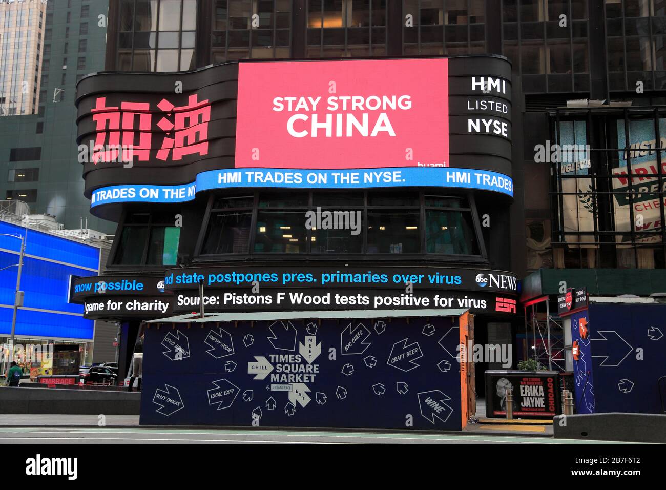 Times Square Huami Corporation, HMI, Billboard Stay String China, News Ticker, Christian Wood Detroit Pistons testet positives Coronavirus NYC 3/15 2020 Stockfoto