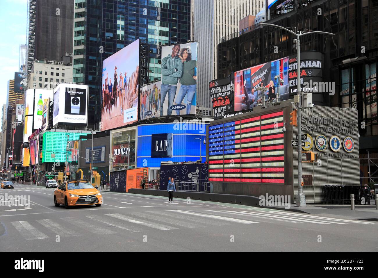 Fast leere Times Square, während Menschen soziale Distanzierung über Coronavirus Ängste üben, New York City, 15. März 2020 Stockfoto