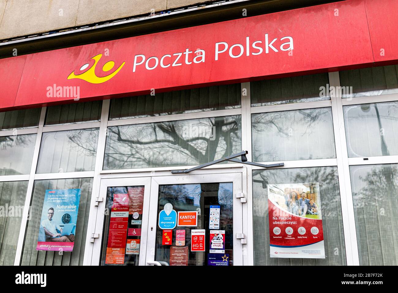 Warschau, Polen - 25. Dezember 2019: Eingangstür mit Fassade zu Poczta Polska oder der polnischen Postfiliale in Warszawa mit niemandem Stockfoto