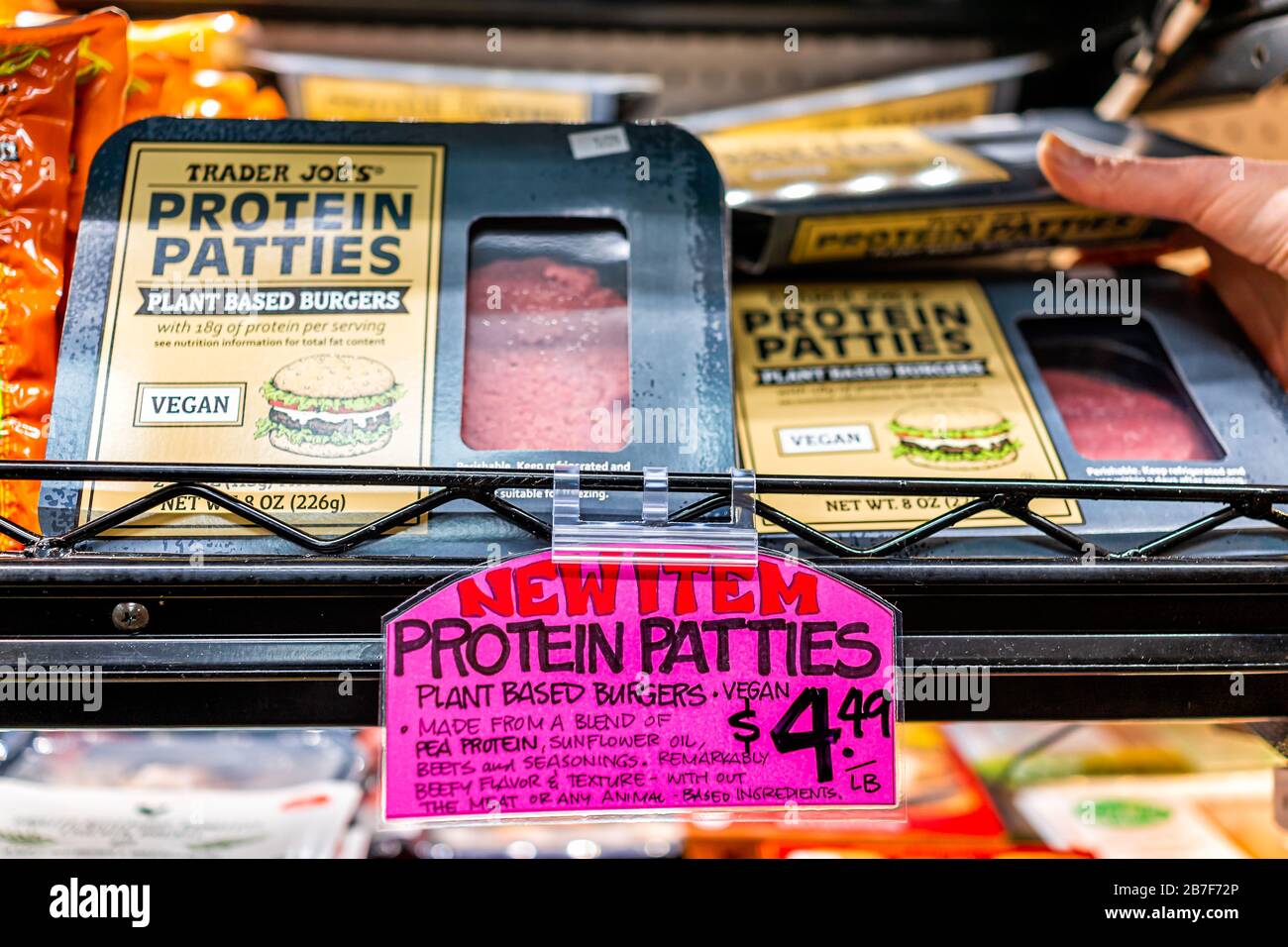 Reston, USA - 24. Januar 2020: Man Person hält, nimmt und kauft nach Proteinpatties von in Trader verkauften Burger auf Werksbasis Stockfoto