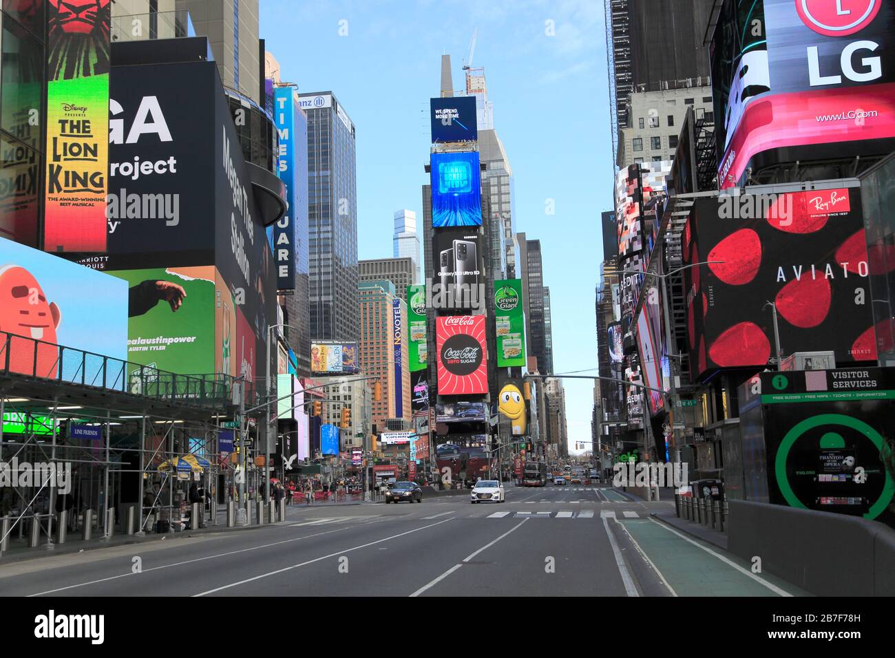 Fast leere Times Square, während Menschen soziale Distanzierung über Coronavirus Ängste üben, New York City, 15. März 2020 Stockfoto