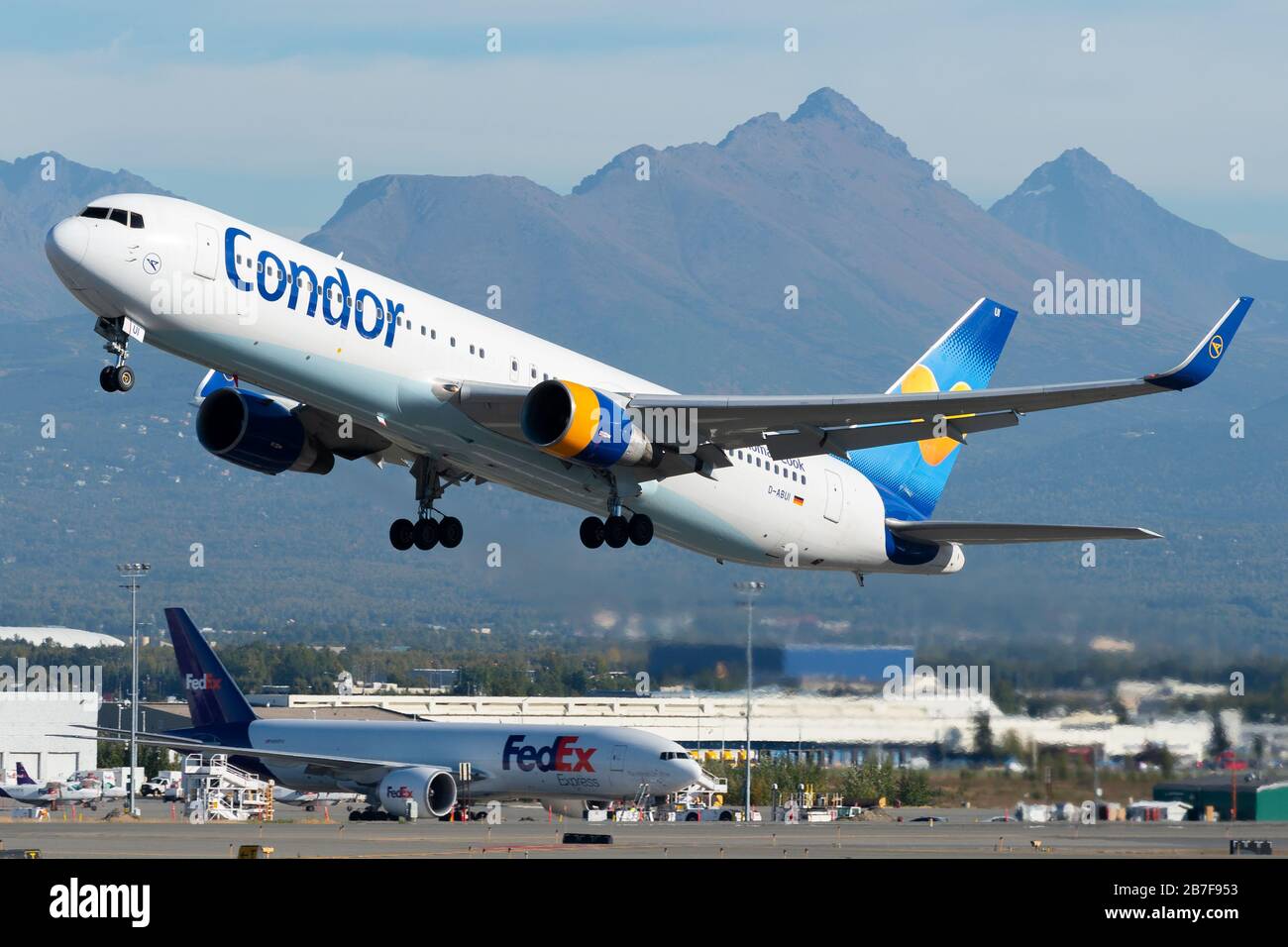 Condor Boeing 767 Charter-Abfahrt vom Ted Stevens Airport (ANC/PANC) mit deutschen Touristen aus dem Alaska-Staat. B767 / Anchorage, Alaska, USA Stockfoto