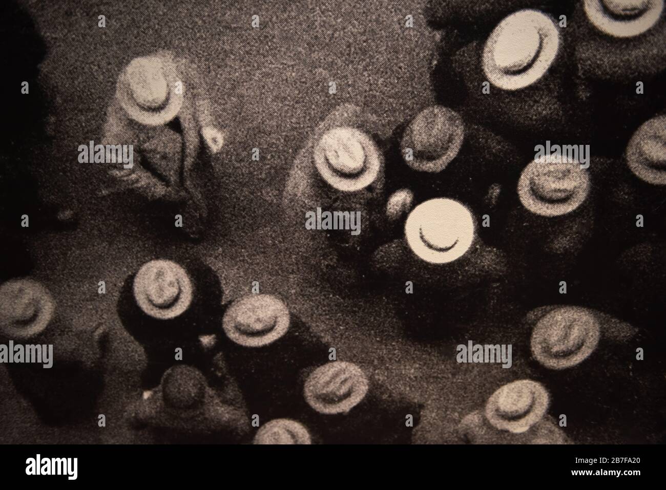 Ungewöhnlicher, super Grunge, Draufsicht auf Männer, die in den 1930er Jahren Hüte in hochkörnigem Sepia tragen. Stockfoto