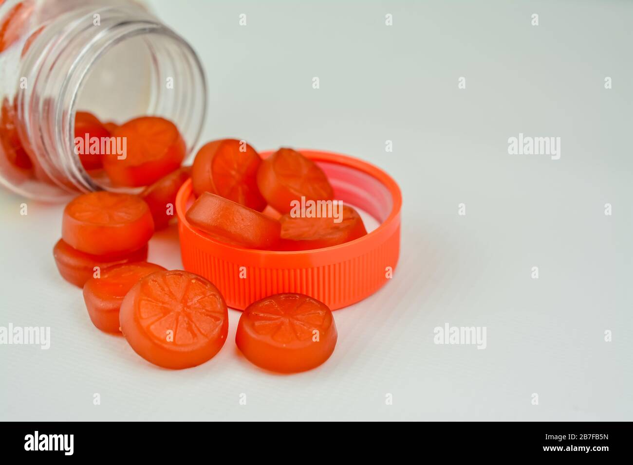 Vitamine für Kinder Tablettengruppe auf weißem Hintergrund Stockfoto