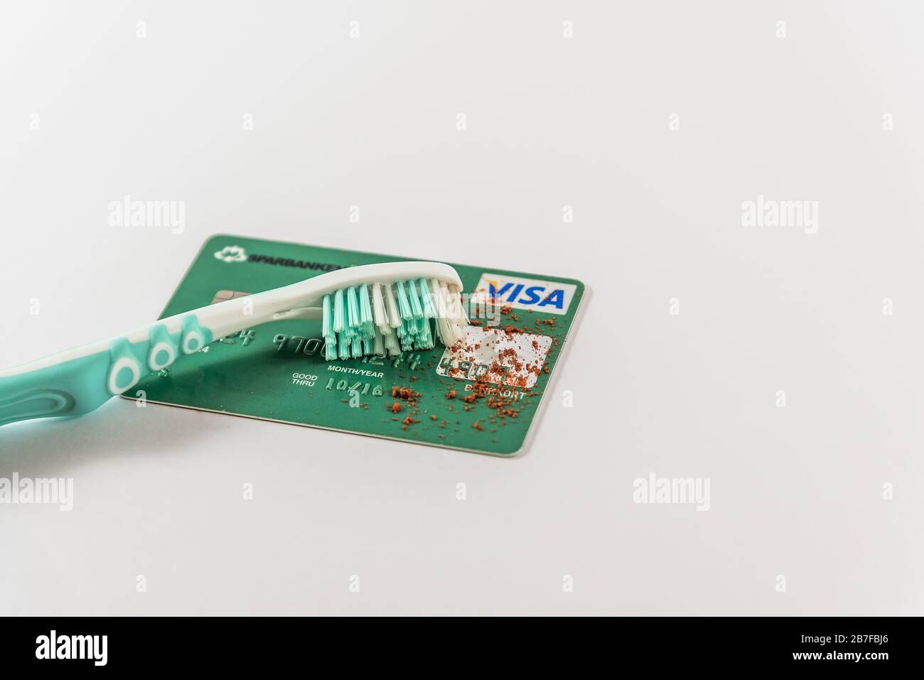 Reinigung eines Visa-Card-Fronona-Virus mit Zahnbürste, Dänemark, Mars 17, 2020 Stockfoto
