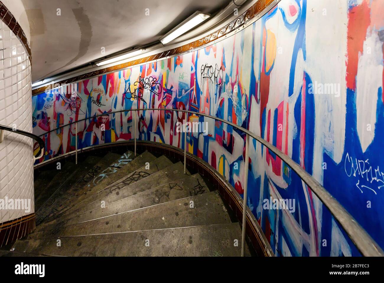 Farbenfrohes abstraktes Wandgemälde entlang der Treppe in der U-Bahn-Station Abbesses, Montmartre, Right Bank, Paris, Frankreich, Europa, Farbe Stockfoto