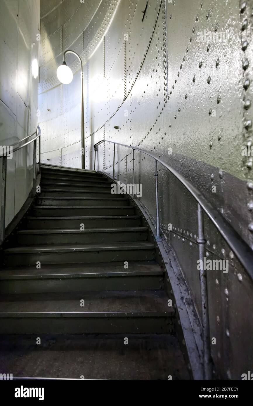 Treppe, die auf den Bahnsteig an der Metro-Station Cite, Ile de la Cite, Paris, Frankreich, Europa, Farbe zugreift Stockfoto