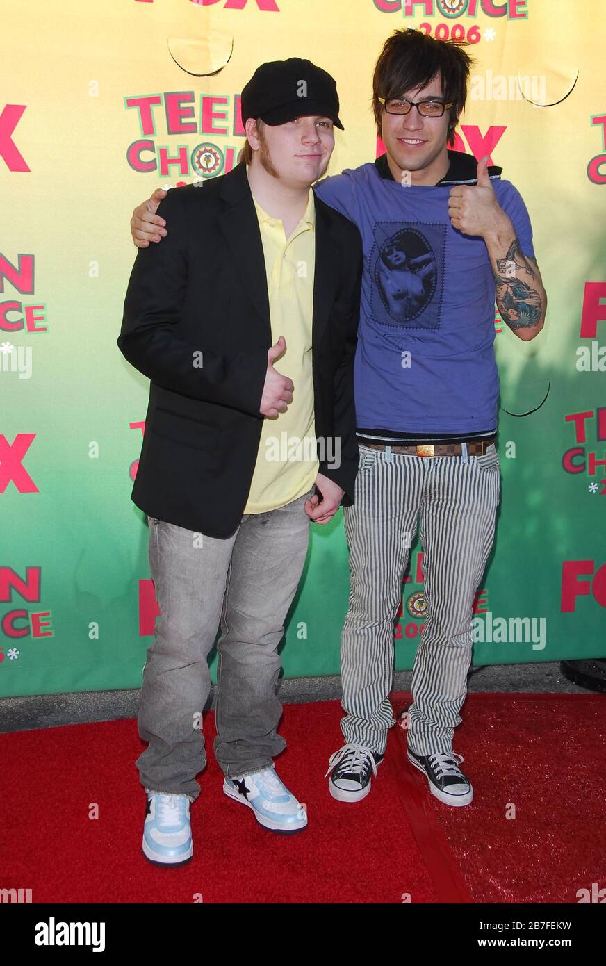 Patrick Stump und Pete Wentz von Fall Out Boy bei den Teen Choice Awards 2006 - Eintreffen im Gibson Amphitheter in Universal City, CA. Die Veranstaltung fand am Sonntag, den 20. August 2006 statt. Foto von: SBM / PictureLux Stockfoto