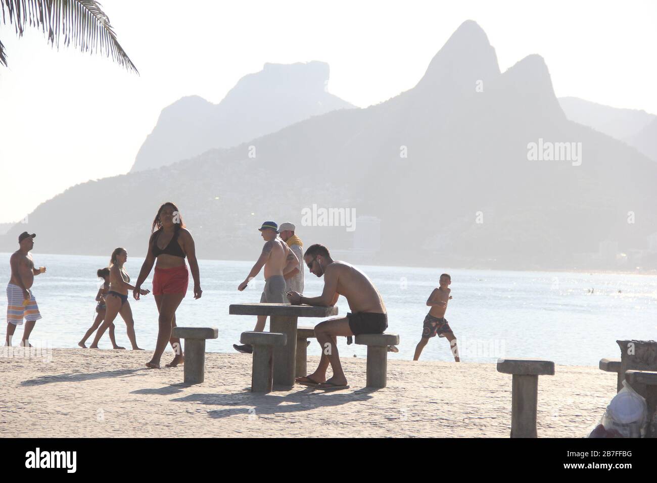 Rio De Janeiro, Rio de Janeiro, Brasilien. März 2020. (INT).Bewegung an den Stränden von Rio de Janeiro.15. März 2020, Rio de Janeiro, Brasilien:Bewegung der Menschen an den Stränden Copacabana und Ipanema in Rio de Janeiro.Auch mit dem Dekret, Agglomerationen im Bundesstaat Rio de Janeiro wegen des Corona-Virus zu verbieten, Strände werden immer noch gefüllt und verändern nicht das Leben von Cariocas, heute Sonntagnachmittag (15). (Carioca ist Name für jemanden aus Rio de Janeiro).Credit:Fausta Maia/Thenews2 Credit: Fausto Maia/TheNEWS2/ZUMA Wire/Alamy Live News Stockfoto