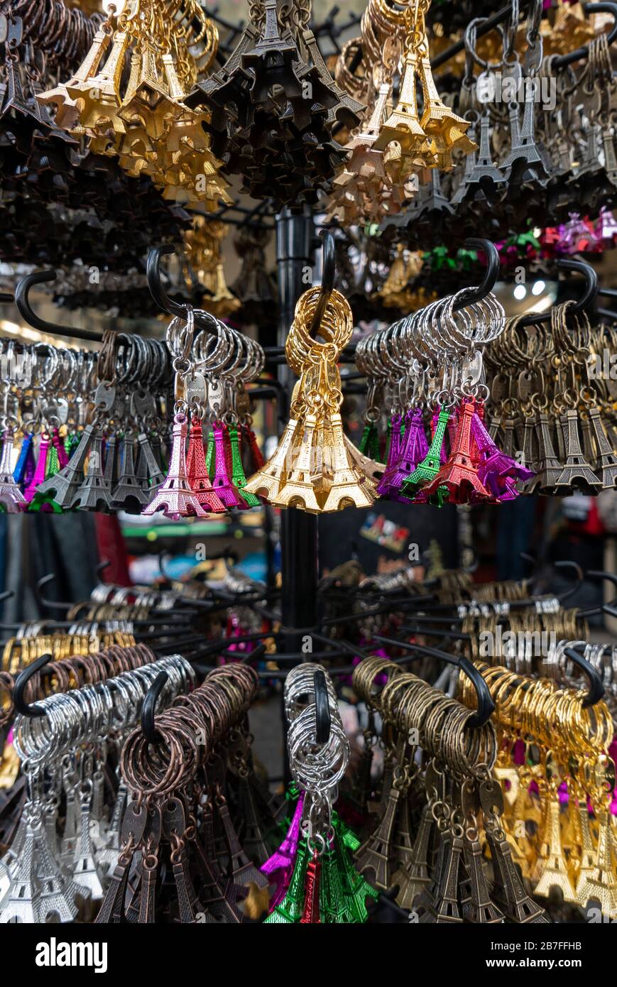 Bunte Miniatur Eiffelturm metallische Schlüsselketten Paris Souvenirs zum Verkauf Stockfoto