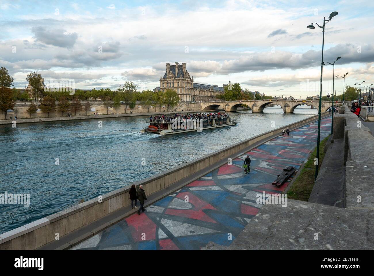 Bateau-mouche traditionelles pariser Ausflugsboot, das sich dem Louvre auf der seine, Paris, Frankreich, Europa nähert Stockfoto