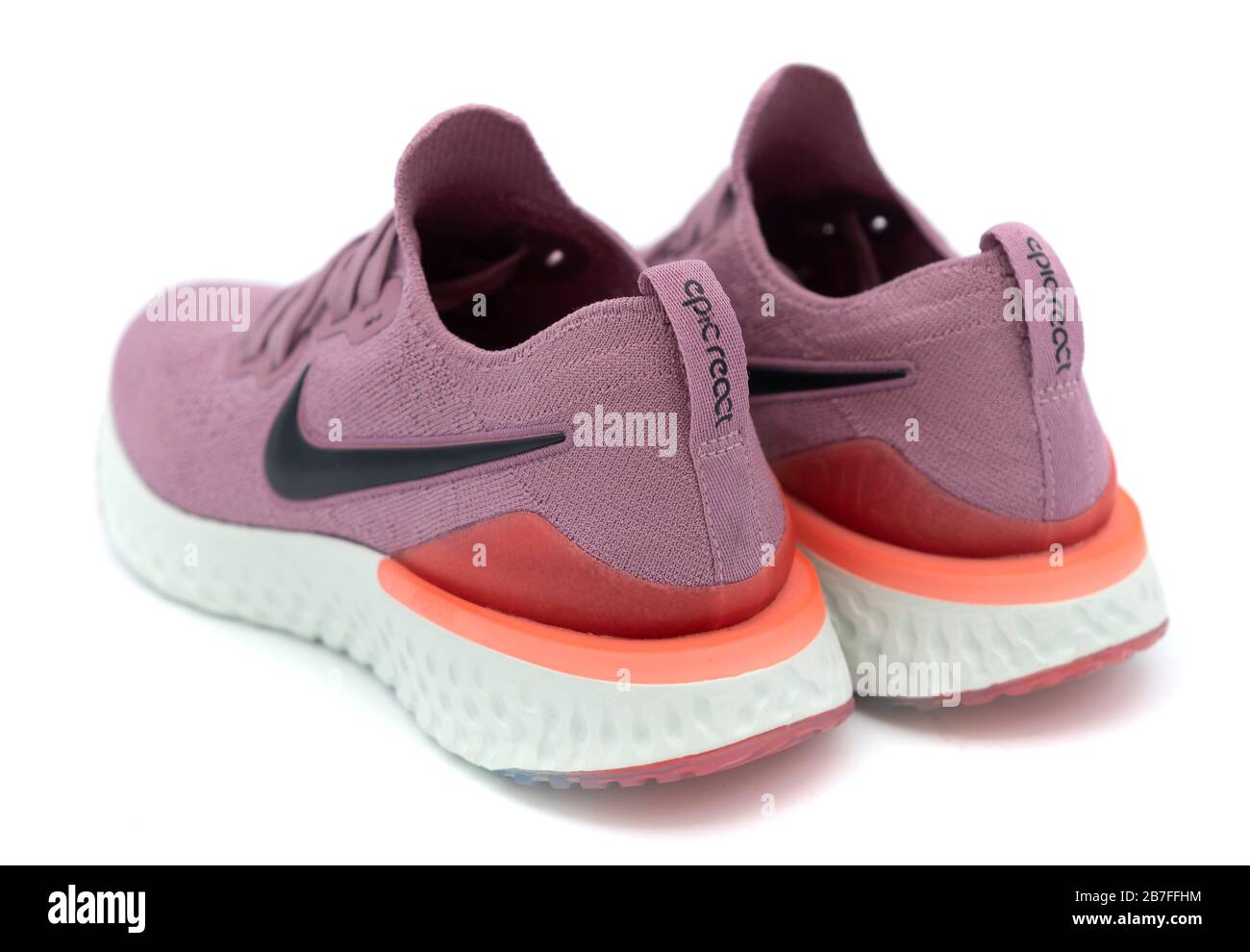 Zwei rosafarbene Nike Epic React 2 Laufschuhe, isoliert auf weißem Hintergrund Stockfoto