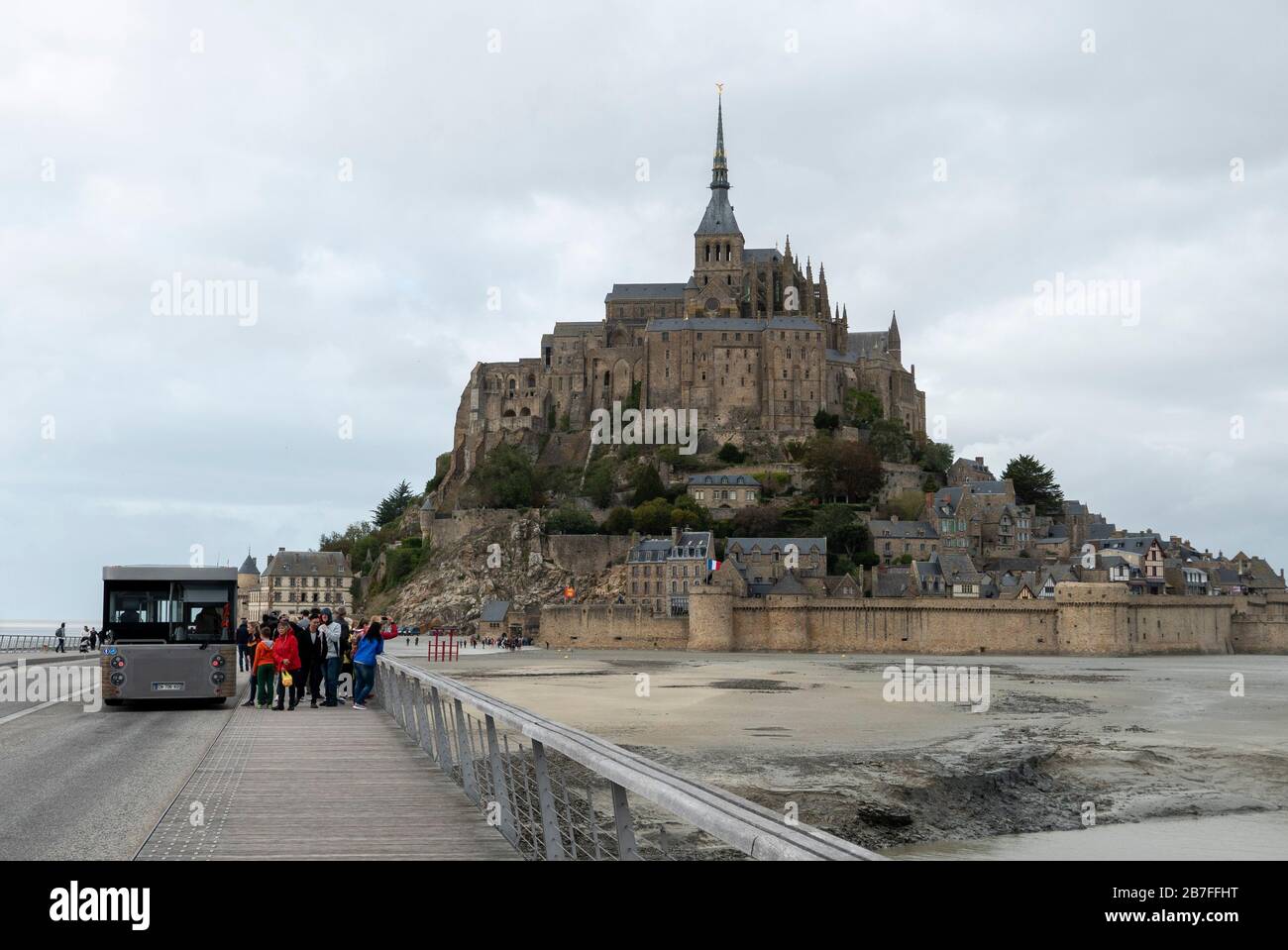 Bus mit Touristen auf der Brücke, die zum Berg Saint-Michel, Normandie, Frankreich, Europa führt Stockfoto