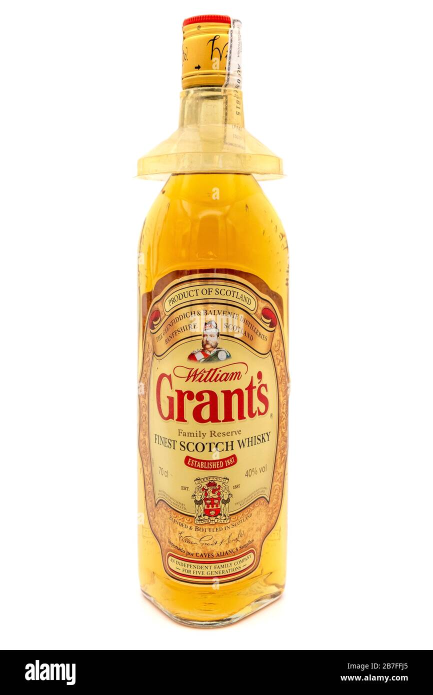 Flasche mit William Grants schroffem Whisky isoliert auf weißem Hintergrund Stockfoto
