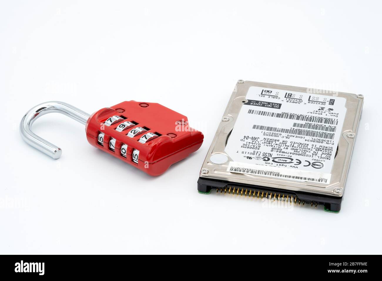 Vorhängeschloss neben der Festplatte für Datenschutz und Sicherheit Stockfoto