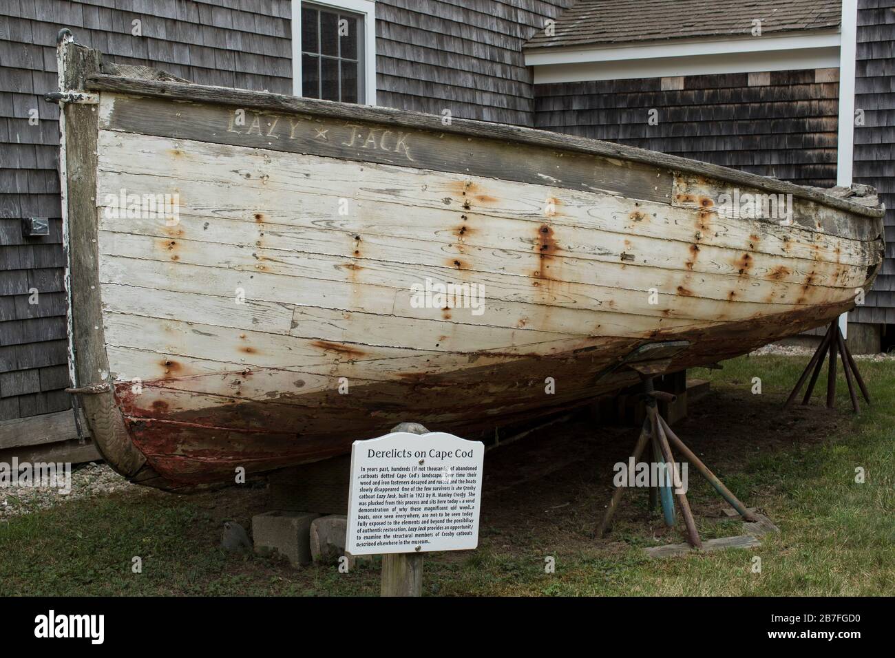 Lazy Jack ist ein verlassenes Katzeboot. Es wurden nicht mehr Tausende von Menschen gemacht, die an den Ufern von Cape Cod auseinanderfallen. Erinnerungen an gestern. Stockfoto