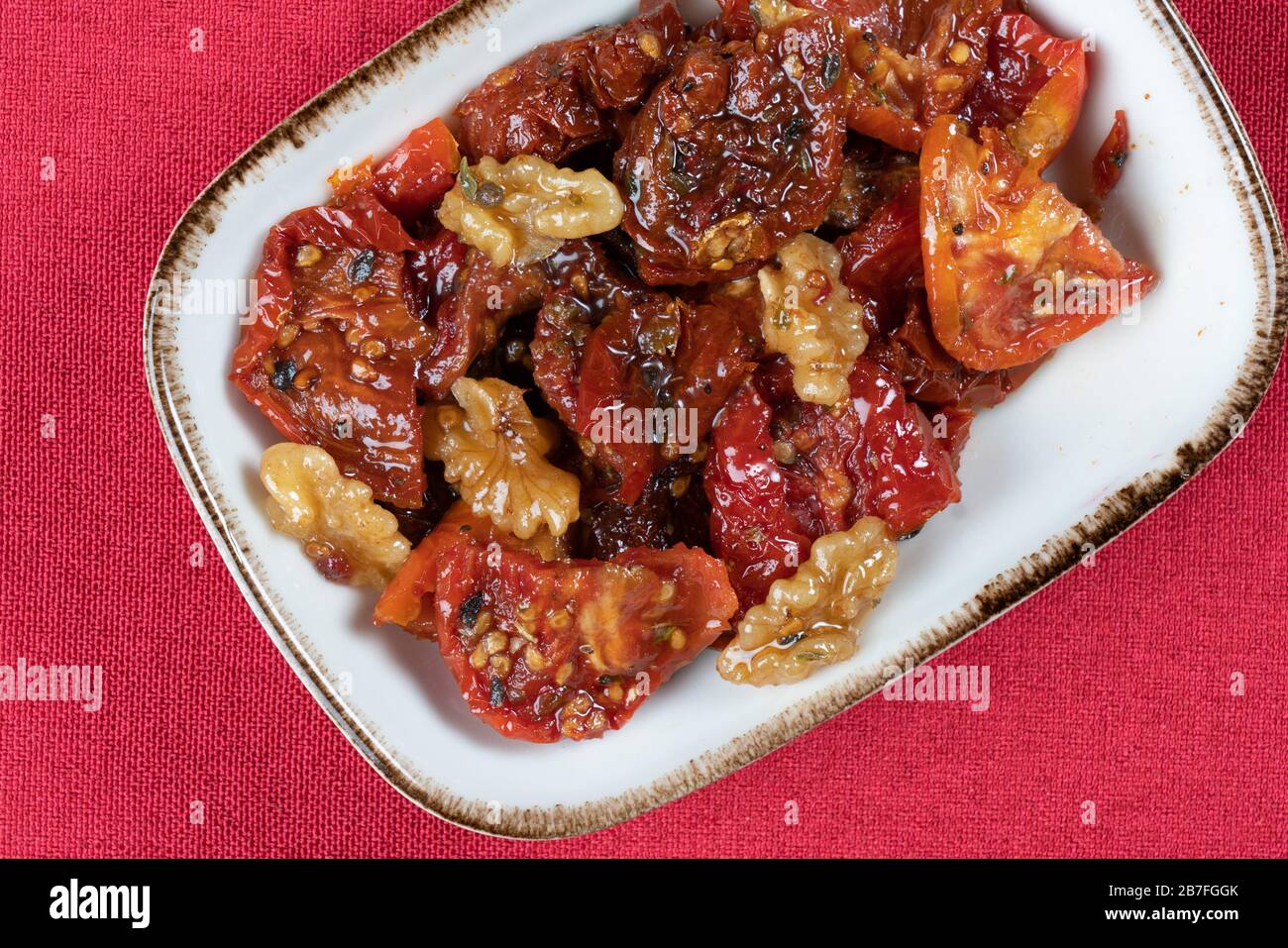 Türkische Vorspeise aus türkischer Küche (trockene Tomaten, Joghurt, Aubergint, Rüben) Stockfoto