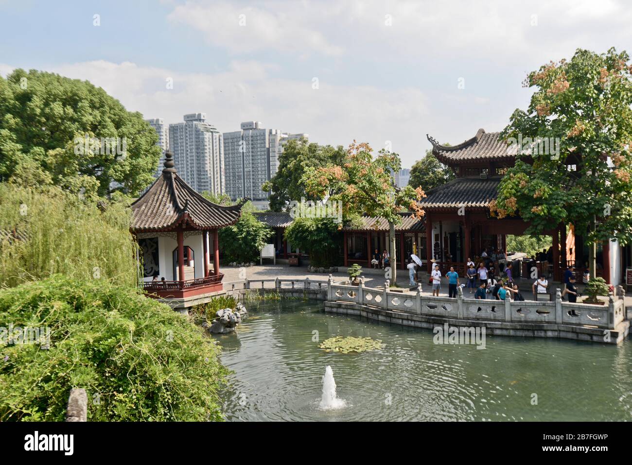 Park mit gelbem Kranturm: Gänsepeich und Südtor. Wuhan, China Stockfoto
