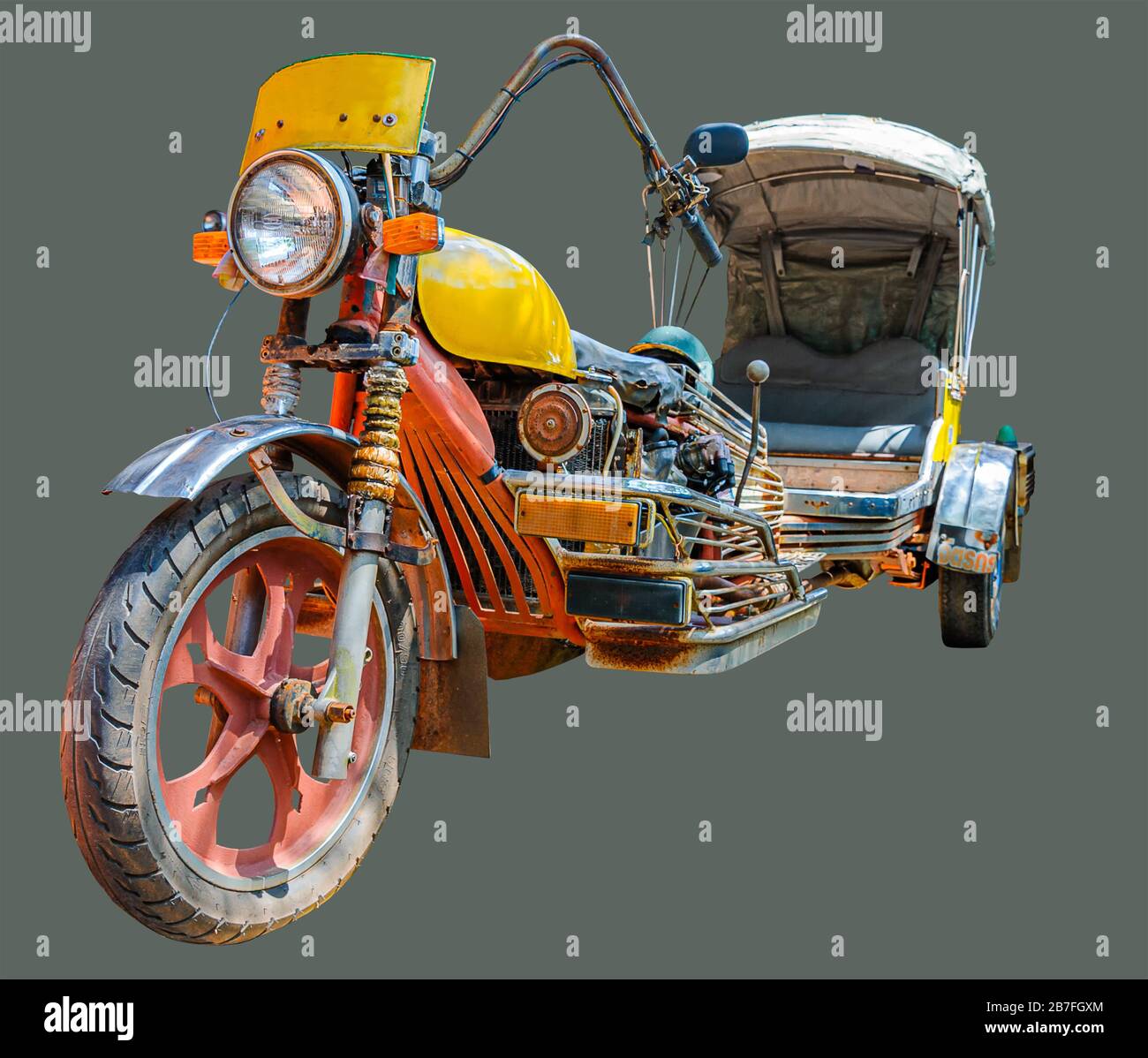 Alte Motocycle in ein Dreirad Moto Rikscha auf isoliertem olivgrünem Hintergrund mit Beschneidungspfad umgewandelt. Stockfoto