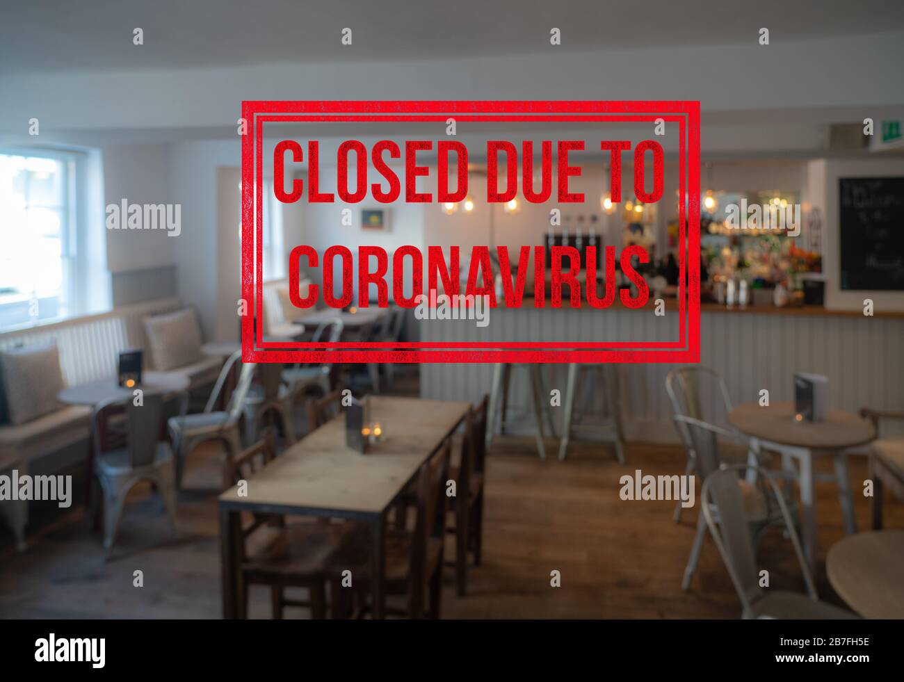 Hintergrundbild des Innenraums der Bar oder des Restaurants aufgrund von Coronavirus oder Kovid 19 geschlossen Stockfoto