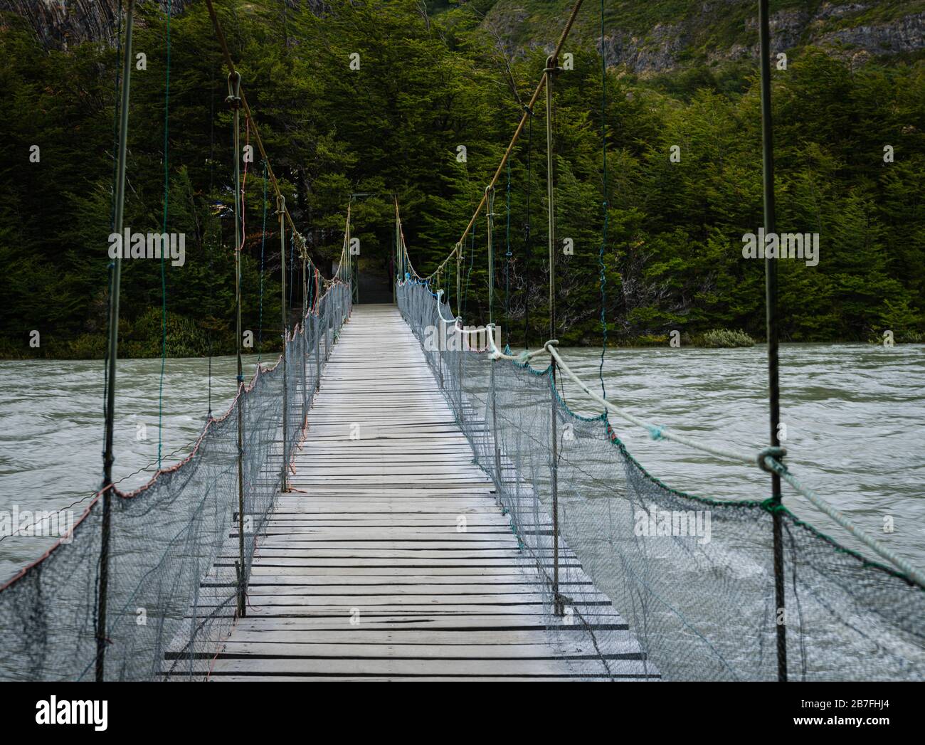 NATIONALPARK TORRES DEL PAINE, CHILE - CIRCA FEBRUAR 2019: Fußgängerbrücke über den Fluss Pingo im Torres del Paine National Park, Chile. Stockfoto