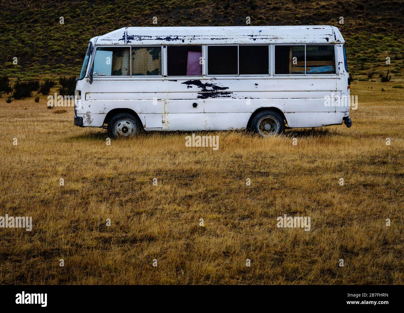 NATIONALPARK TORRES DEL PAINE, CHILE - CIRCA FEBRUAR 2019: Verlassener Bus im Torres del Paine National Park, Chile. Stockfoto
