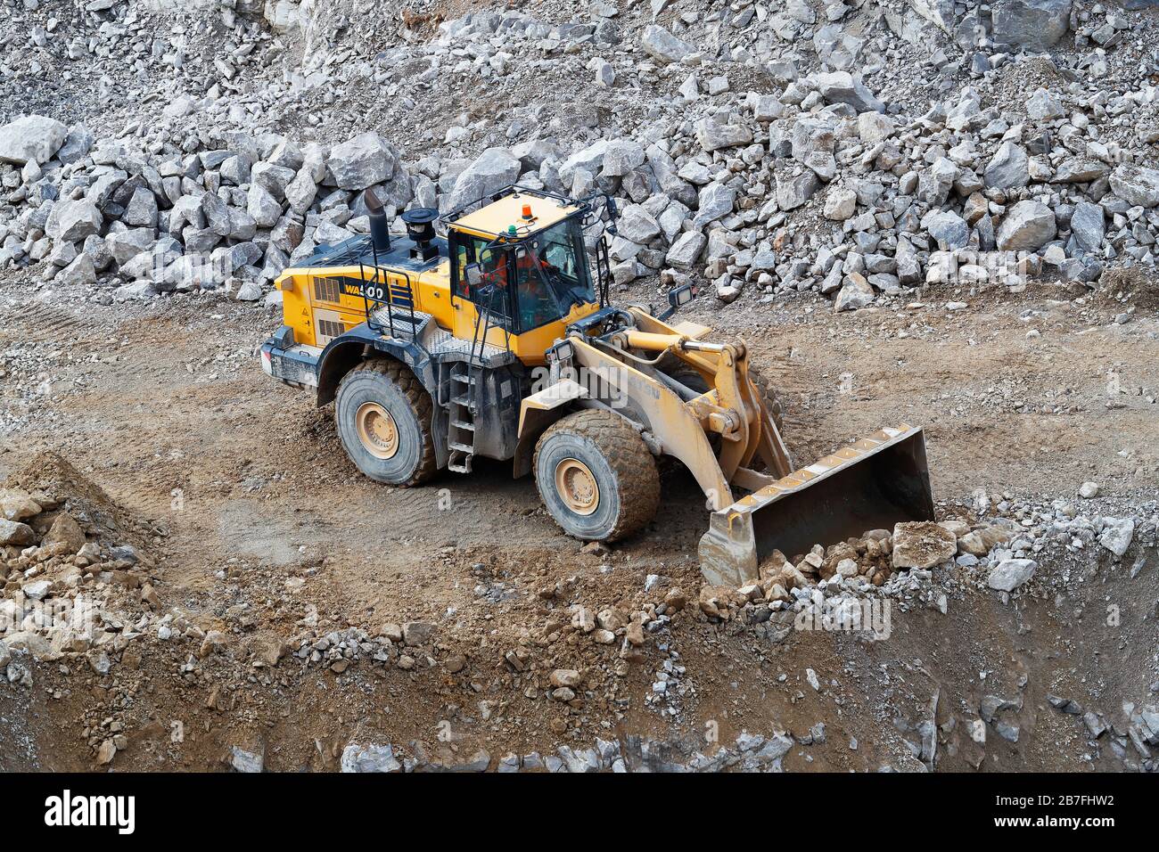 Ein Komatsu WA500-Lader, der in Coldstones Quarry 13-03-2020 arbeitet Stockfoto