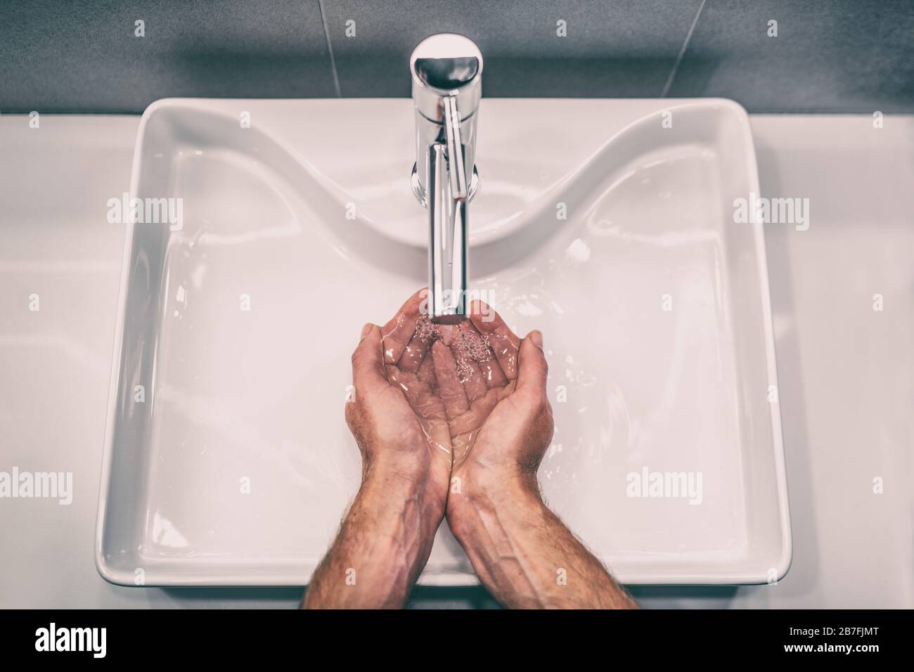 Waschen der Hände mit Seife am Arbeitsplatz Waschbecken Mann Handpflege Hygiene für Coronavirus Ausbruch Prävention. Corona Virus Pandemie Vorsorge durch häufiges Händewaschen für 20 Sekunden. Stockfoto