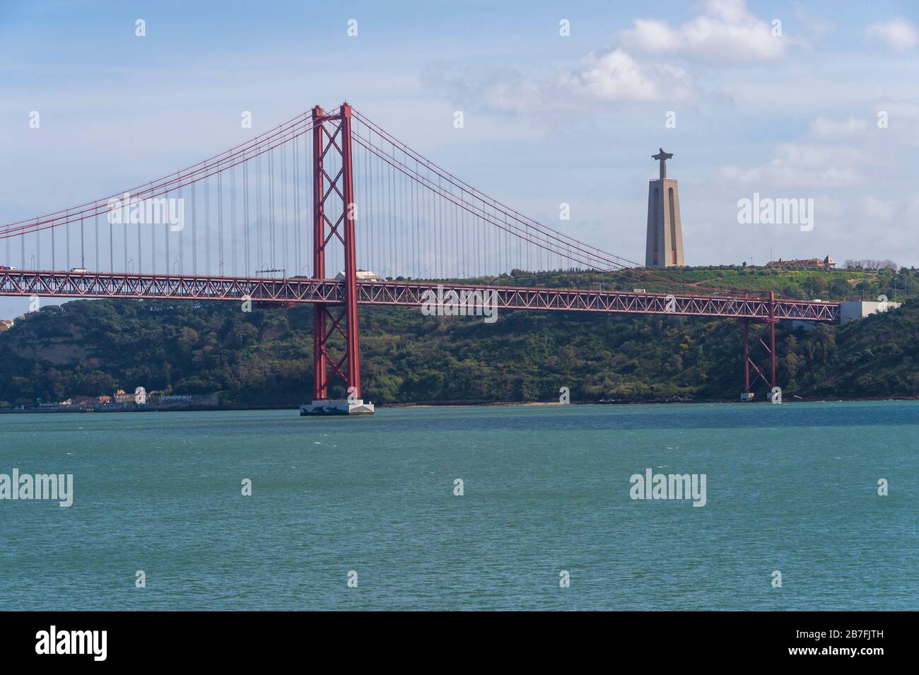 Lissabon, Portugal - 2. März 2020: Die Brücke Ponte 25 de Abril und das Heiligtum Christi des Königs Stockfoto