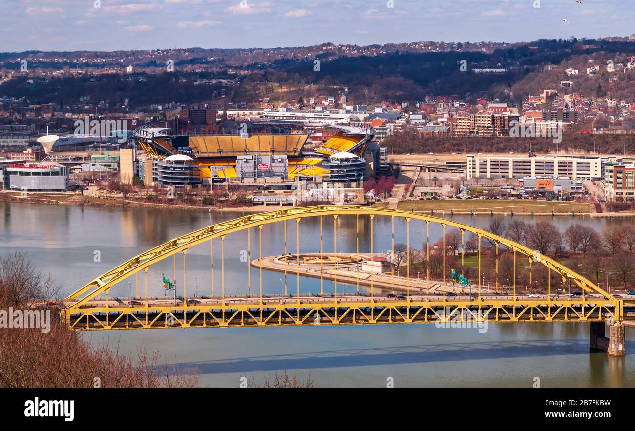 Die Brücke Fort Pitt über den Fluss Monongahela mit dem Point, den Flüssen Allegheny und Ohio, Heinz Field und der Nordseite, Pittsburgh, PA, USA Stockfoto