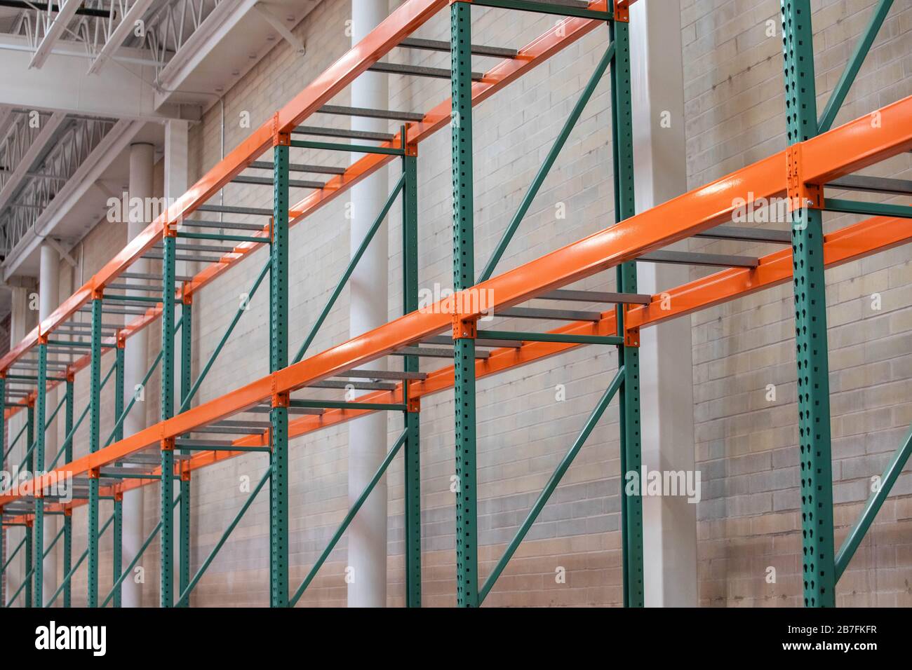 Leere Regale ohne Nahrung, da Menschen in Panik an Coronavirus die Vorräte leeren Stockfoto