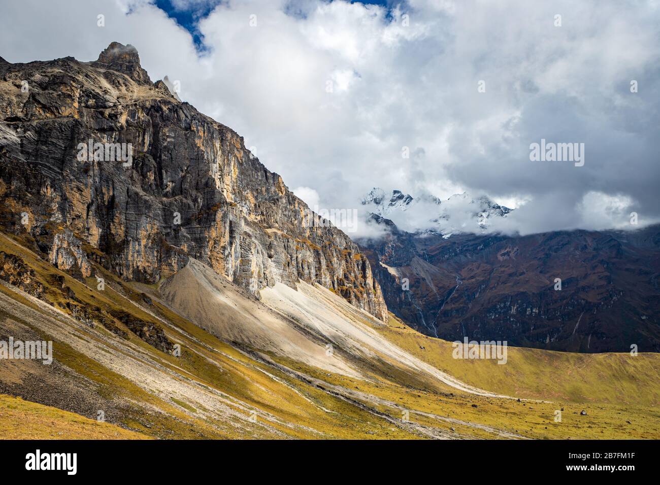 Gebirgsklippen in der Nähe des Passes Bontey La in Bhutan an einem sonnigen Tag Stockfoto