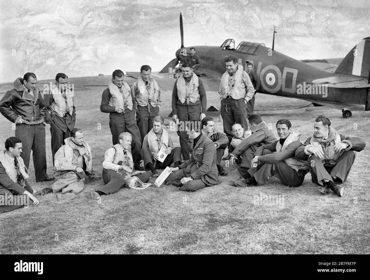 Piloten von Nr. 310 (Tschechoslowakei) Squadron RAF vor Hawker Hurricane Mk I in Duxford, Cambridgeshire, 7. September 1940. Tschechoslowakischen Piloten von Nr. 310 (Tschechoslowakei) Squadron RAF und ihre britischen Flug Kommandeure vor Hawker Hurricane Mark I, P 3143 "NN-D', in Duxford, Cambridgeshire gruppiert. Sie sind (stehend, von links nach rechts); Pilot Officer S Janduch, Sergeant J Vopalecuy, Sergeant R Puda, Sergeant K Seda, Sergeant B Furst und Sergeant R Zima: (Sitzend, von links nach rechts); Pilot Officer W Goth, Flight Lieutenant J Maly, Flight Lieutenant G L Sinclair, Flying Officer J E Boulton, Fli Stockfoto