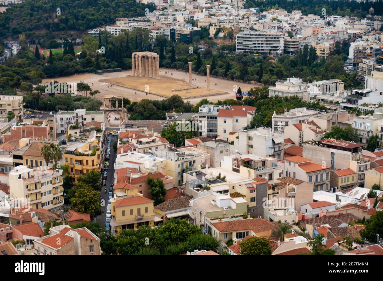 Ein Blick auf den Tempel des olympischen Zeus, wie von oben auf der Akropolis von Athen, Griechenland gesehen Stockfoto