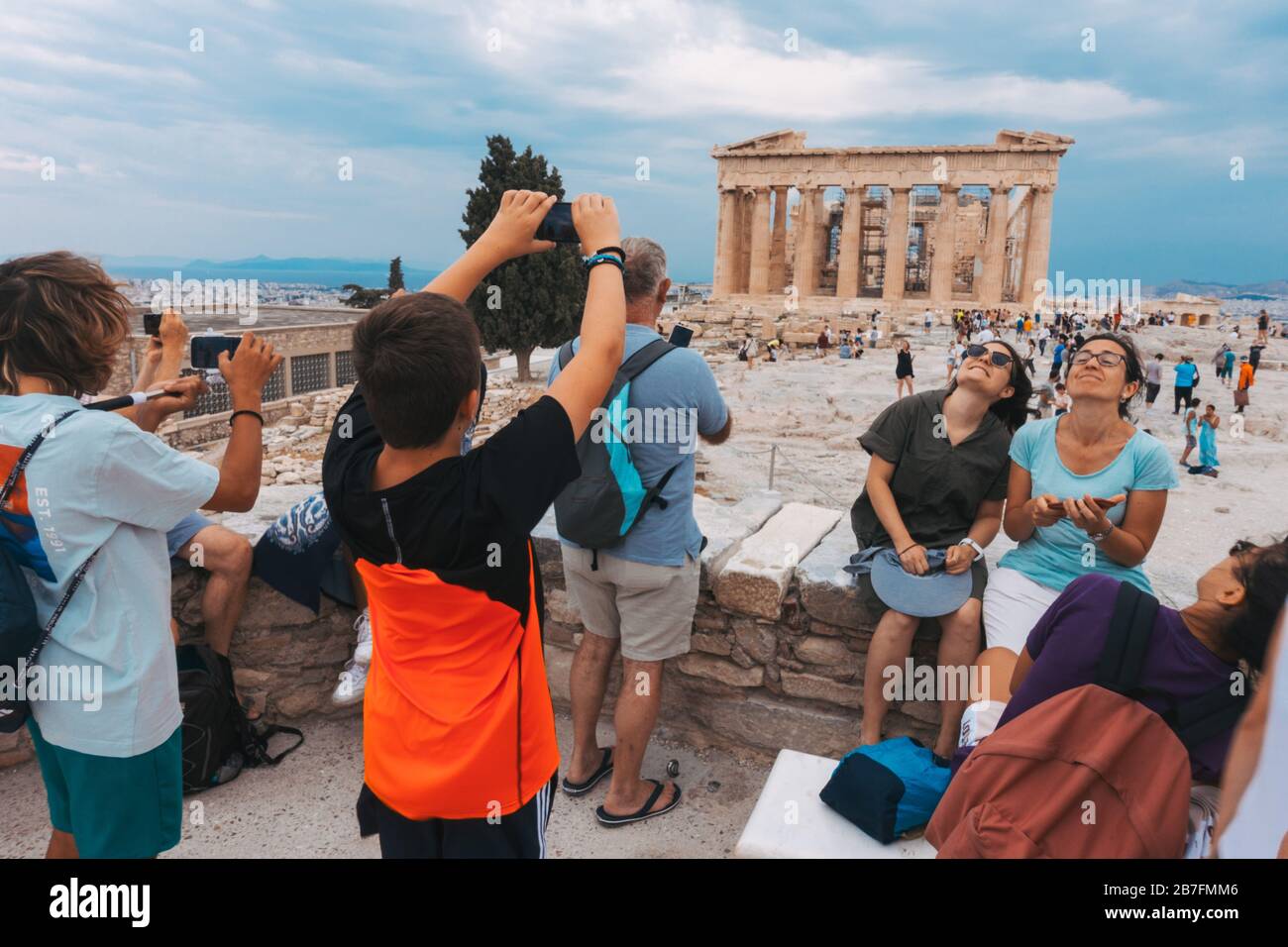 Touristen machen Selfies und Fotos an der Akropolis von Athen, Griechenland Stockfoto