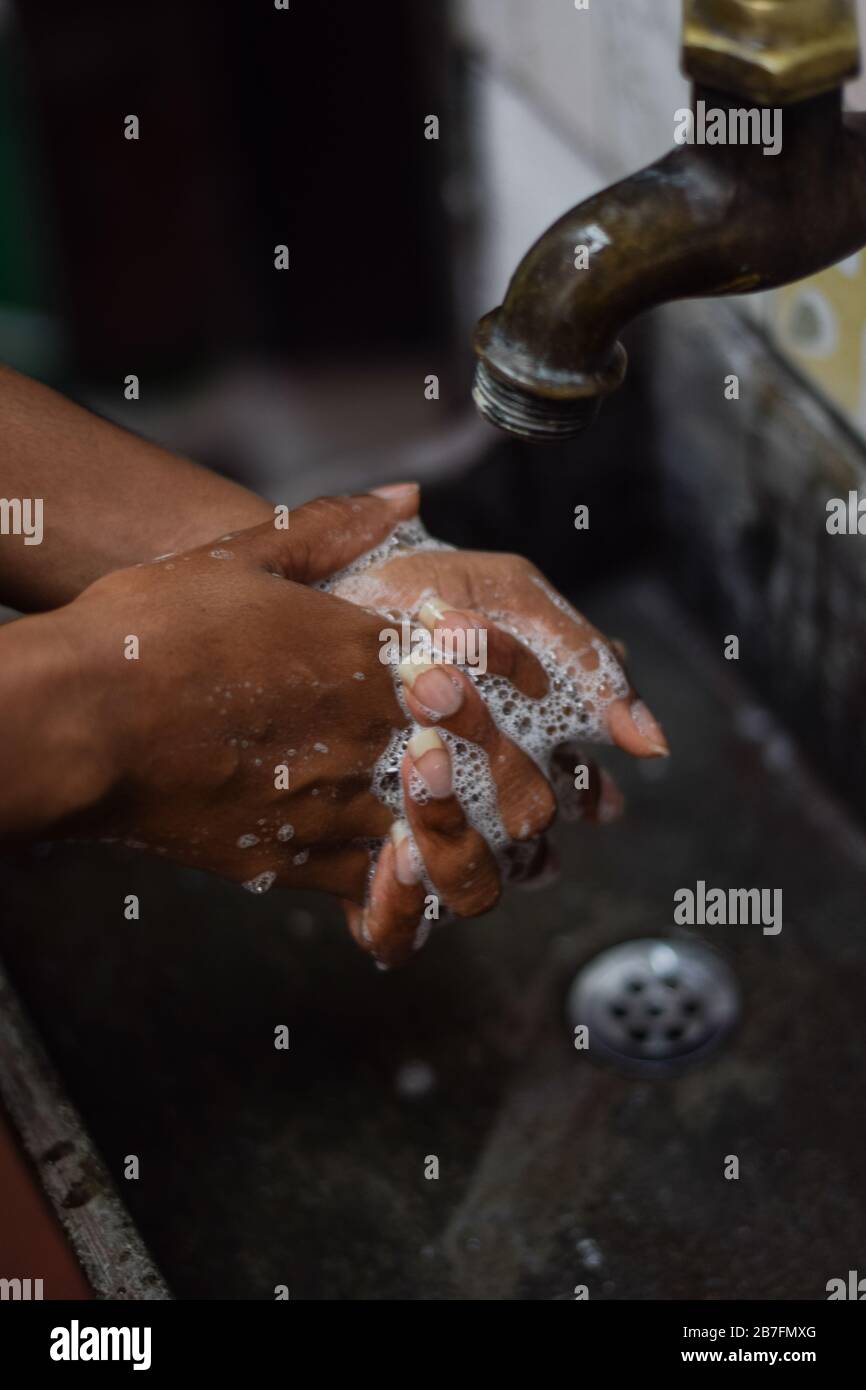Frau wäscht die Hände in einem Restaurant in Kolumbien, wo die Zahl der Fälle von Coronavirus 45 erreicht hat und die Regierung Maßnahmen zur Vorbeugung ergreift Stockfoto