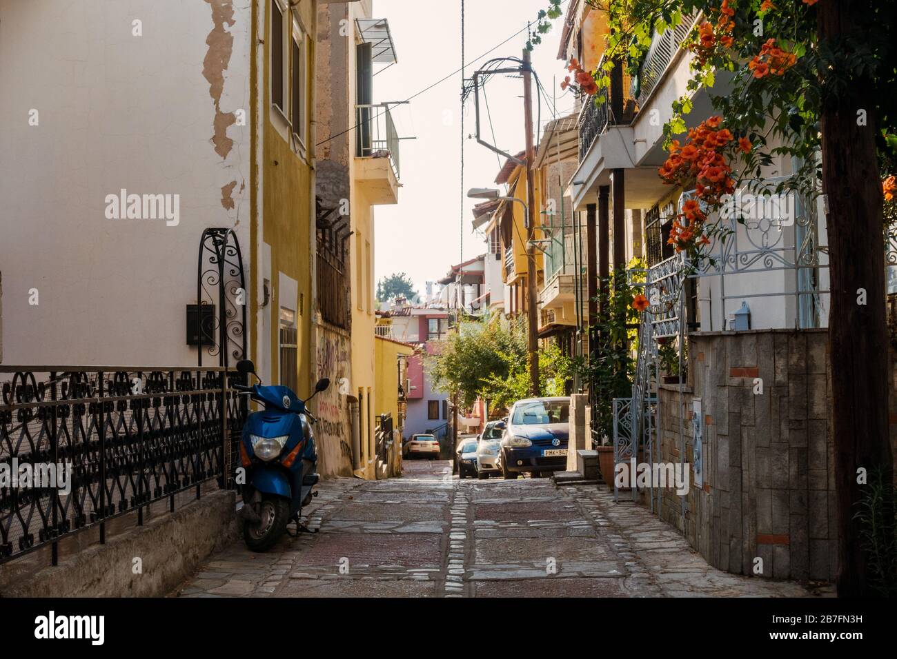Eine kleine leere Straße in der Vorstadt Thessaloniki, Griechenland Stockfoto