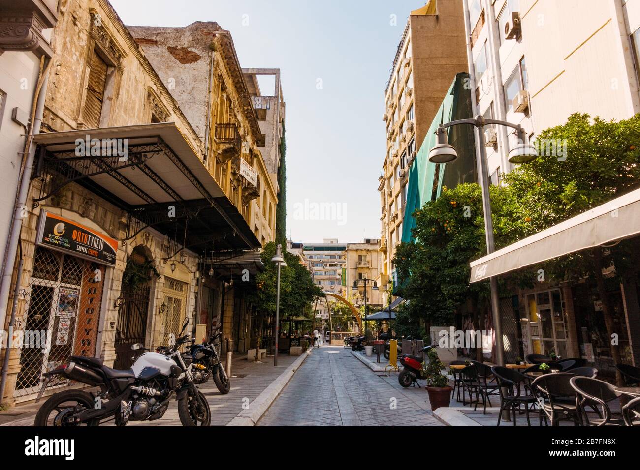 Blick auf eine Stadtstraße, die von mittelmaguigen Apartments in Thessaloniki, Griechenland, gesäumt ist Stockfoto
