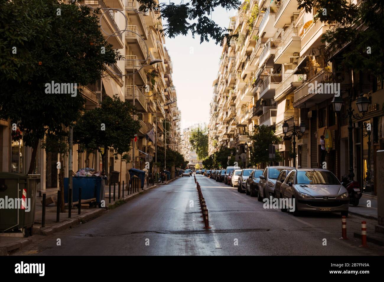 Blick auf eine Stadtstraße, die von mittelmaguigen Apartments in Thessaloniki, Griechenland, gesäumt ist Stockfoto