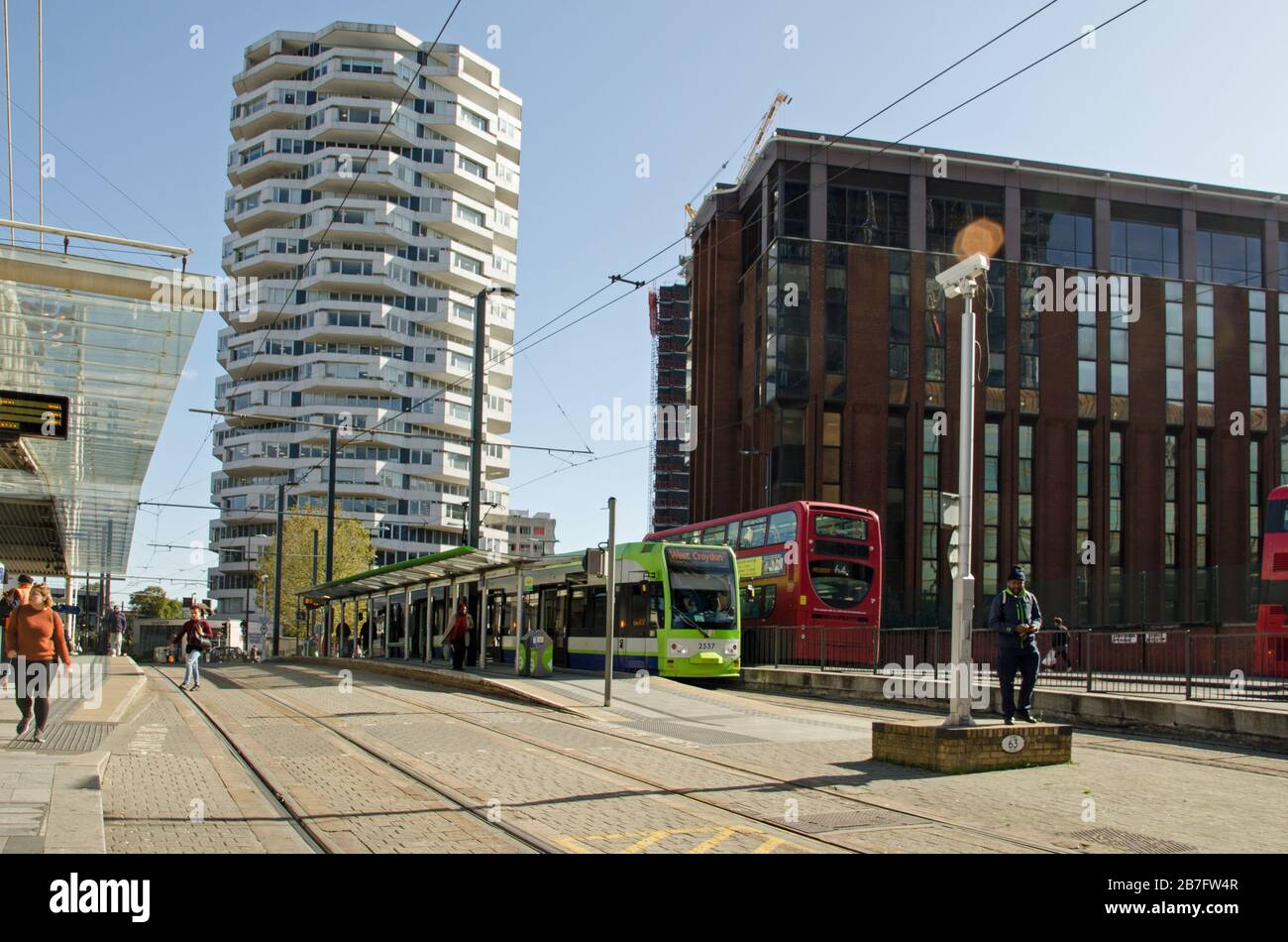 Croydon, Großbritannien - 2. Oktober 2019: Reisende, die die verschiedenen Verkehrsangebote außerhalb des Bahnhofs East Croydon an einem sonnigen Herbsttag in South L nutzen Stockfoto